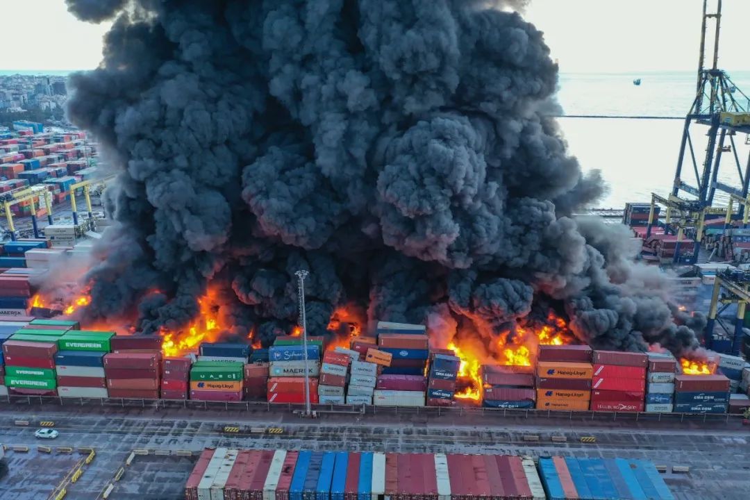 连烧两天！伊斯肯德伦港口码头数百个集装箱起火，多家船公司发布紧急通知！！